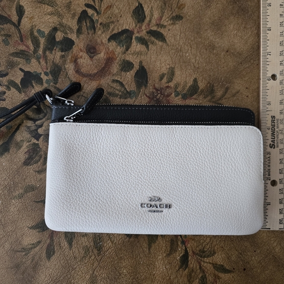 Coach Like New CF447 Contrast Double Zip Wallet Wristlet Chalk White & Black - Picture 11 of 12